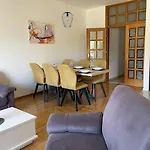 דירה Deluxe Bayview Oasis *
